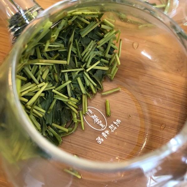 De steeltjes van kukicha groene thee
